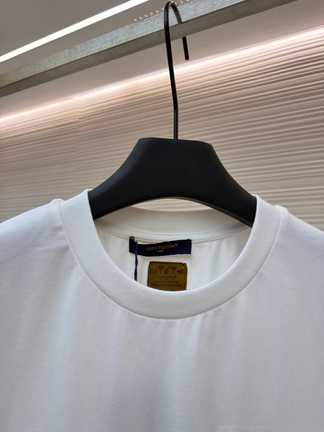 LOUIS VUITTON animal embroidery short-sleeved T-shirt ●Original version: Purchased and developed at 9350 ●Item number: 1682215-A05 ●Fabric: cotton fabric ●Technology: embroidery production ●Color: white ●Version: fitted version ●Weight: about 260 grams ●Size: XS-S-M-L ●Description: This embroidered short-sleeved T-shirt is made of high-end clothing technology. The fabric is made of 260g heavy-weight mercerized cotton. It has been treated with liquid ammonia mercerization to give the cotton a delicate luster. It is also anti-wrinkle and breathable, and its skin-friendliness and drape are greatly improved. The theme pattern on the chest adopts embroidery technology that combines Su embroidery flat stitch and seed embroidery. The animal and plant patterns show three-dimensional texture through different stitching methods. The letters are filled in with embroidery technology. The stitch density reaches 8 stitches per centimeter. The colors are full and the lines are neat. The embroidery edges are overlocked to avoid fuzzing. The neckline is reinforced with three needles and is paired with high-density rib fabric to keep it from loosening after long-term wear. The side seams of the body are seamlessly heat-pressed to reduce friction when worn. The overall style adopts a loose cut with slightly dropped shoulders, combined with three-dimensional cutting technology, which not only ensures wearing comfort, but also modifies the body line. The overall wiring is straight and delicate, the fabric is comfortable and soft, and the color is consistent without color difference. It can be matched with the same style to create a fashionable look and control various occasions. Customized accessories, complete with three standards, same style for men and women!